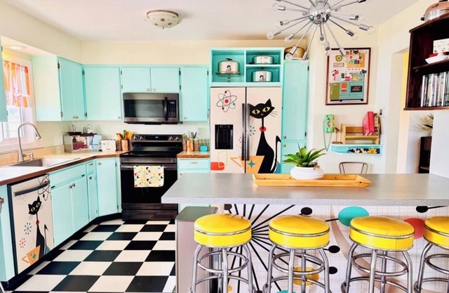 MCM Themed, Sleeps 25, lounge, Swimming pool, pickleball, volleyball and a UFO