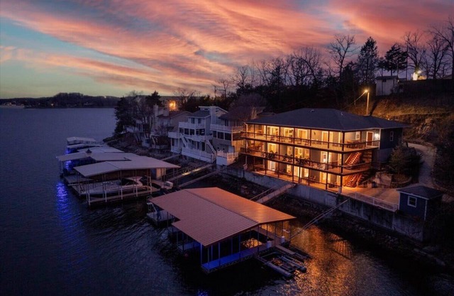 Sleeps 26 lakefront w/ private dock & dance floor!