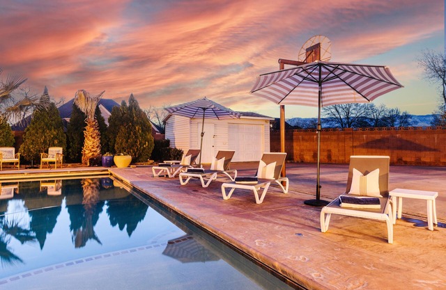 "House of Sunsets" - Piscina privada, a 30 min de Zion's, Sala de juegos, BBall Court