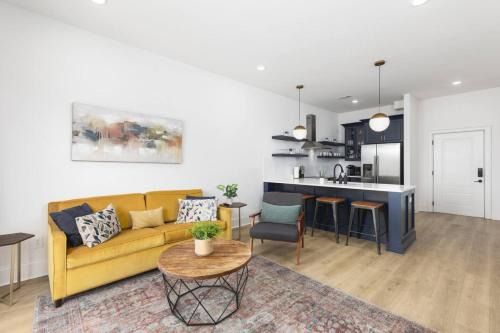Sleeps 32 Only 10 minutes to Broadway 4 Condos Side by Side