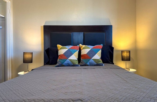Sleeps 4! 1 Bedroom, 2 Beds w/ Parking + WIFI