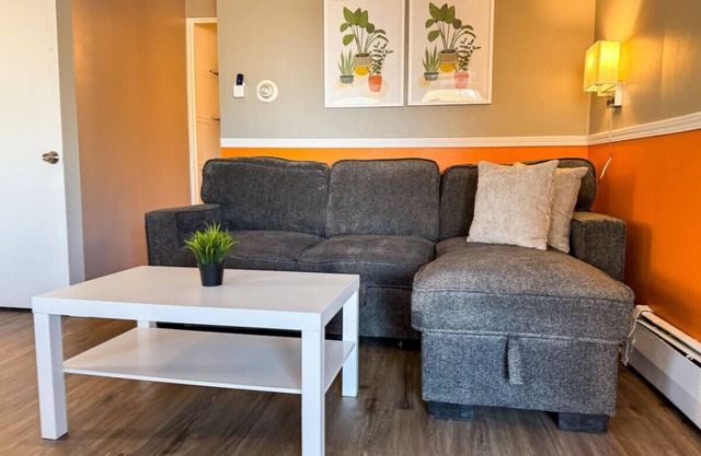 Sleeps 4! 1 Bedroom, 3 Beds w/ Parking + WIFI