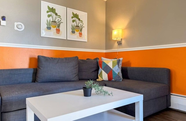 Sleeps 4! Charming 1 Bedroom w/ 2 Beds + WIFI!