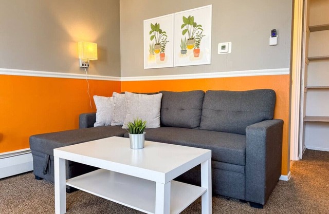 Sleeps 4! Cozy 1 Bedroom w/ Comfy Queen Mattress
