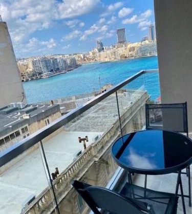 Sliema, Stylish 1 Bedroom Apartment with Parking.