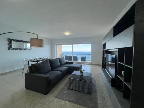 Sliema Waves - Oceanview Escape
