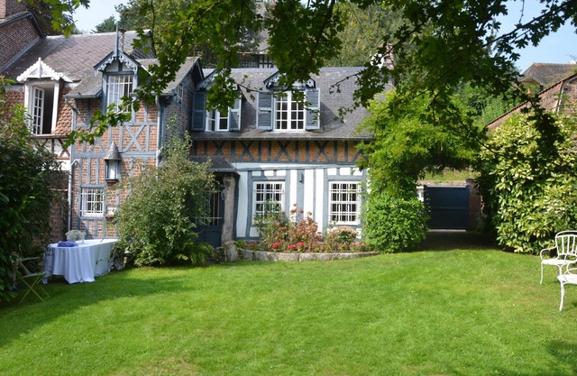 Pequeña casa con encanto con jardín