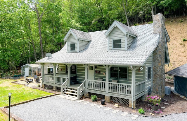 Smoky Mountain Cabin w/ Hot Tub & View | Private - Cherokee & Bryson City