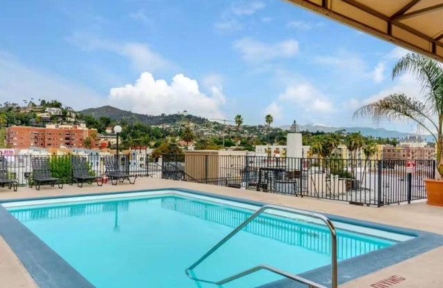Snazzy 2Bd Apt/ Rooftop Pool with Stunning view of the City & the Hollywood Sign