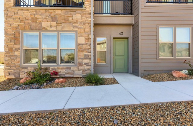 Snow Canyon Escape * Extended Stays * Furnished * Pool and Hot Tub