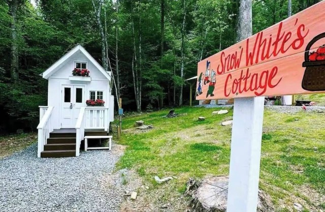 Snow White Cottage by Creek – Cozy Retreat with Fireplace, Petting Zoo & Firepit