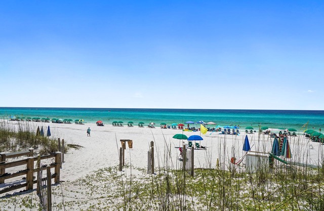 Modern house with HEATED PRIVATE POOL, 6 min walk to deeded beach.