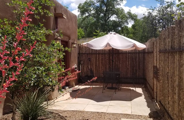 ¡Tan cerca! Perfect Southwest Casita 3 cuadras Plaza, 2 a O'Keeffe/Casita Ristra