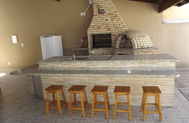 SOBRADO CON 03 HABITACIONES Y PISCINA CENTRO DE CARAGUATATUBA JUNTO A LA BOLA DE EVENTOS