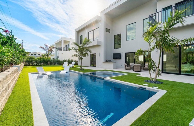SOL HAUS! LUXE NEW 6 BDRM BEACH HOUSE W/ STUNNING VIEWS/POOL/SPA/PUTTING GRN/GYM