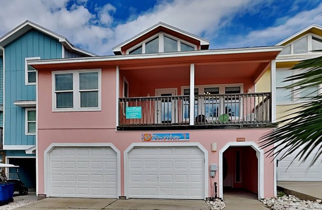 Sol Searcher | Pet Friendly, Walk to Beach!