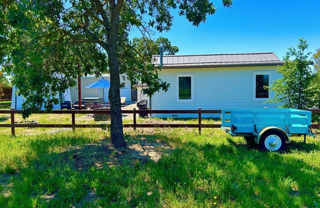 SONOMA: Debajo de las mayacamas y entre las viñas.