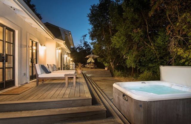VILLA ELEGANTE DE CREEKSIDE, piscina, spa, petanca, círculo cerrado dr, césped, cargador Tesla