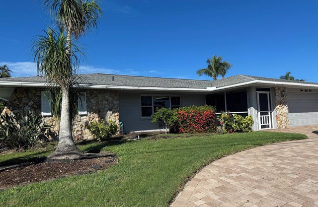 Soothing 3-bedroom house with pool and boat dock in Osprey