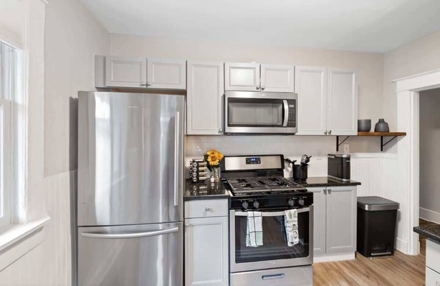 Sophisticated 2 Bedroom w/ Queen Beds, "Location!"