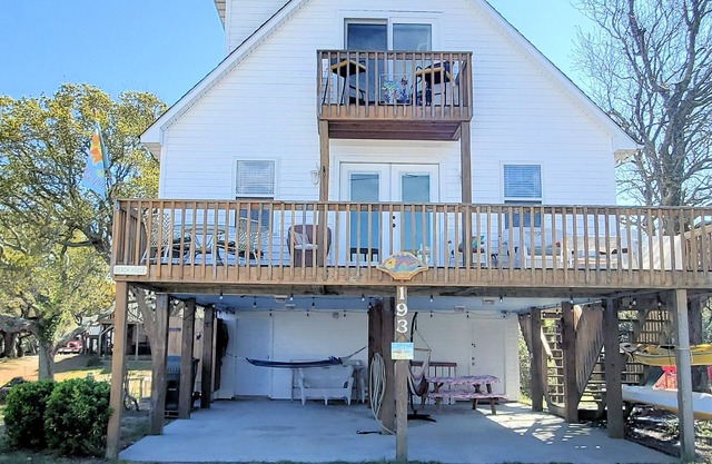 Sound view beach retreat w/ best of Island Life! Pets/Family welcome!
