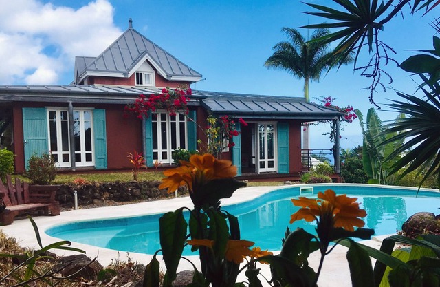Villa sudafricana, magnífica vista al mar, gran piscina en una exuberante vegetación