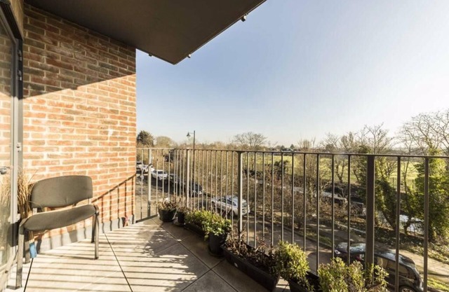 South-facing 1bedroom flat with breathtaking views of the canal.