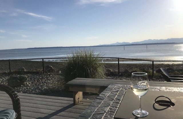 Pasos a la playa con hermosas vistas de sonido y montaña