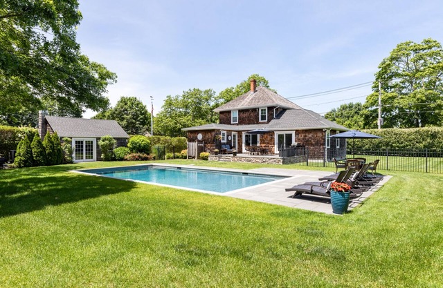 Southampton Village Casa recientemente renovada y ajardinada llena de sol, piscina Gunite