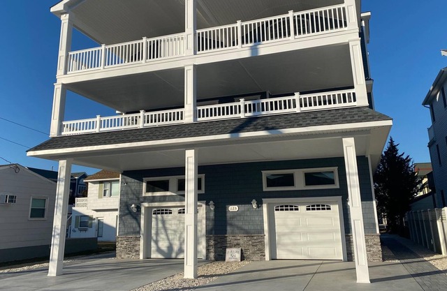 Dúplex al sur del 1er piso. Gran playa Cuenta con un bonito porche delantero, aire central, aparcamiento en la calle. Lavadora y secadora en garaje.