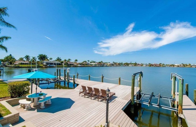 Wow, Impresionante, vista ubicada en Eight Lakes, piscina con jacuzzi, muelle de barco de gran tamaño
