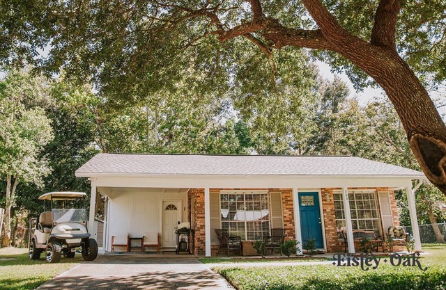 Southern Exposure close to beach & downtown Ocean Springs! Includes GOLF CART!!