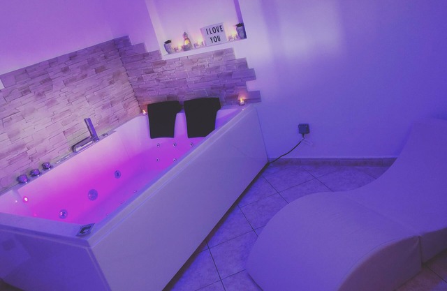 Spa house with private Jacuzzi and whirlpool bath overlooking the countryside