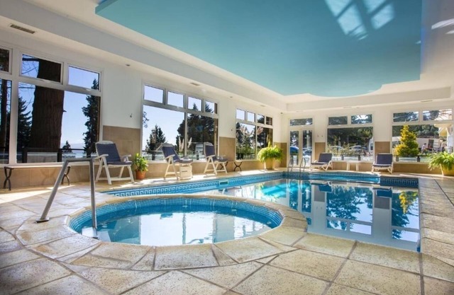 Spacious Room Perfect for Scenic Escapes - with Heated Indoor Swimming Pool