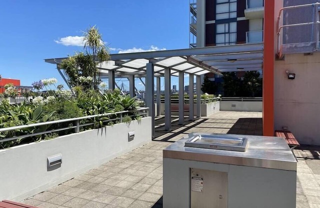 Spacious 1 bdm apt w/ pool, gym & internal parking