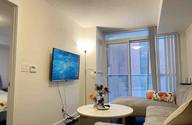Spacious 1BR+Den Condo in Toronto's best location! CN Tower, Harbourfront, bars