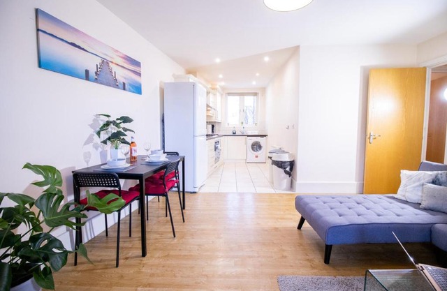 SPACIOUS 2 bed 2 bathroom Apartment with parking! CONTRACTORS & BUSINESS stays Managed by Chique Properties Ltd