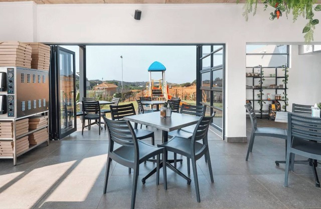 Spacious 2-Bed Apart w/ Gas BBQ, Pool and Gym Access