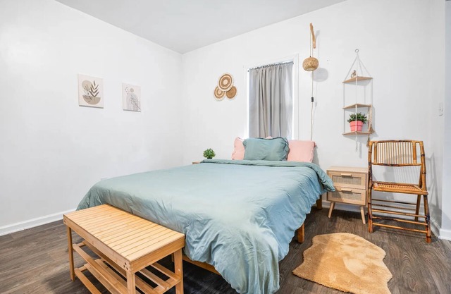 Spacious 2-bedroom+1 apartment in peaceful New Haven with WiFi