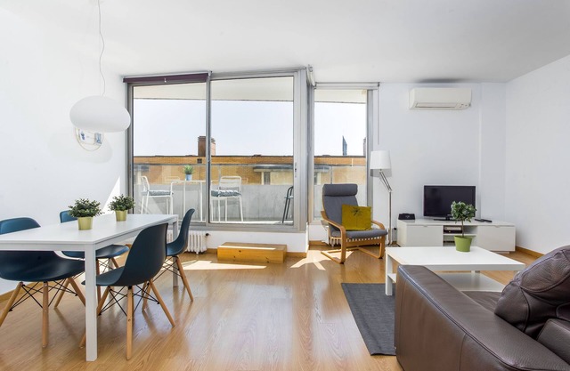 Amplio apartamento de 2 dormitorios con balcón cerca de la playa