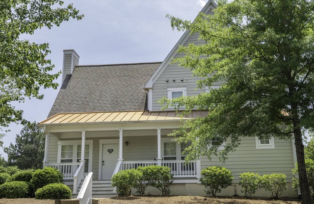 Spacious 2 bedroom/2 bath Cottage minutes to Water Country and Busch Gardens