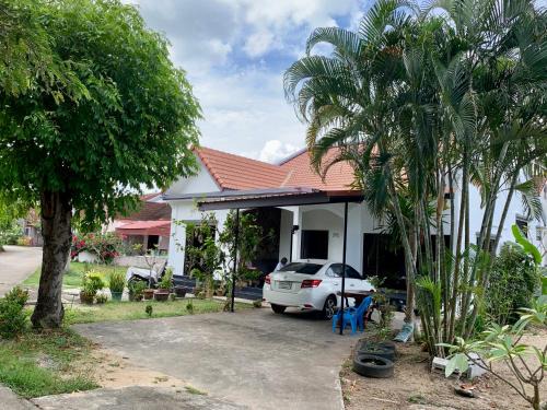 Spacious 2-bedroom villa near beach