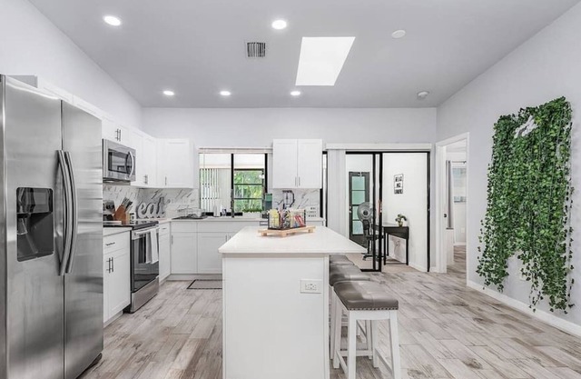 Spacious unit w/ bonus Florida Rm! Outdoor Dining