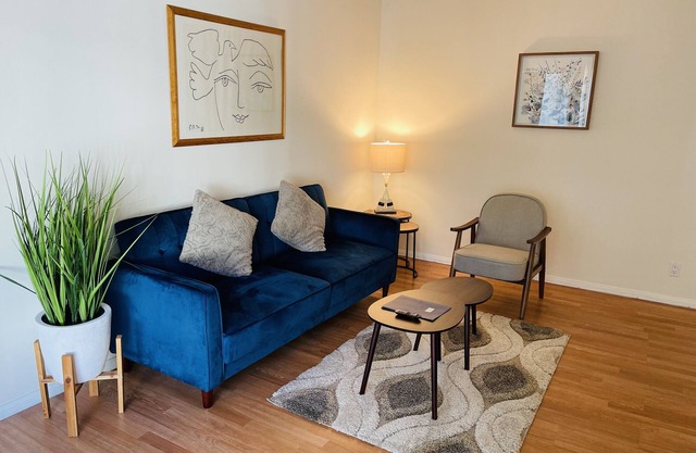 Spacious 2bd/2ba w/ work space in West LA-close to SMC,UCLA Santa Monica Beach
