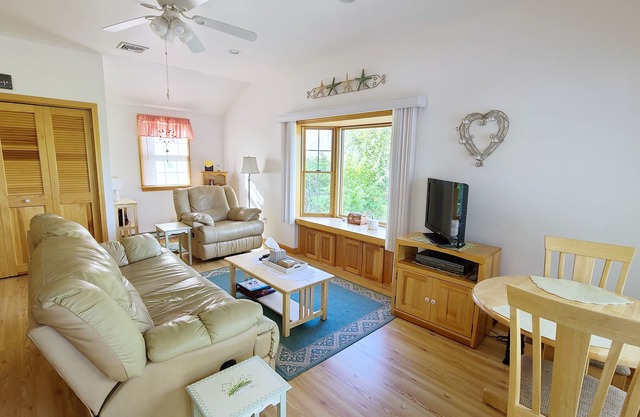 Nuevo listado - Amplia casa 2BD - A / C, cerca de Cape Cod Rail Trail y Marconi Beach.