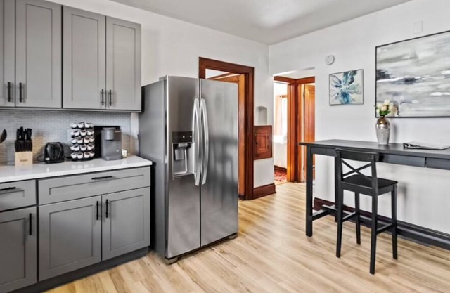Spacious 2bd lower unit located in Bay View, pet friendly.