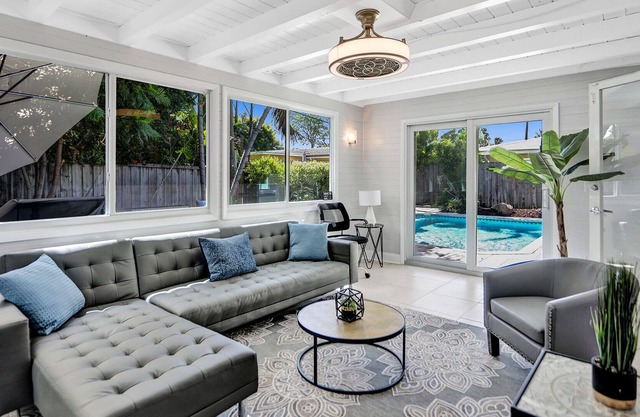 Spacious 2BR in Coral Heights w BBQ/Pool, sleeps 6