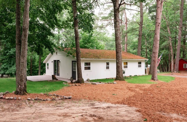 Spacious 3 Bedroom Cottage on Arbutus Lake