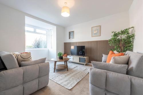 Spacious 3 Bedroom Home with Parking - Close to Leeds City and Amenities - Perfect for Long Stays