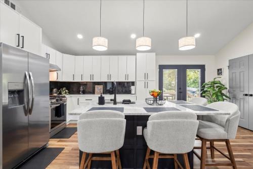 Spacious 3BR,3BA Home Modern Renovation